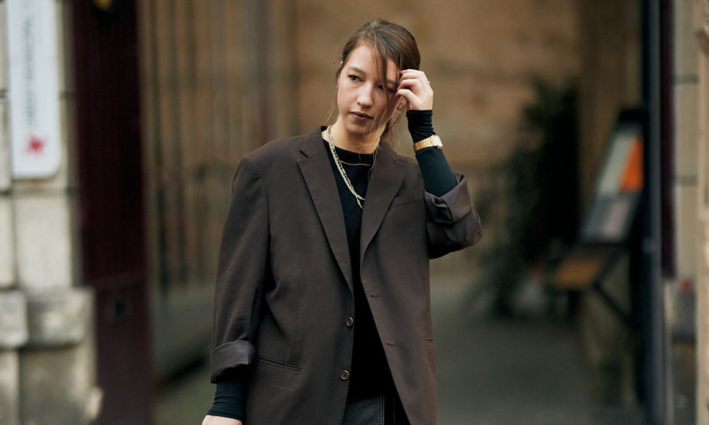 Sneakersy na koturnie Isabel Marant jak z lat 2010. powracają jako mikrotrend jesieni