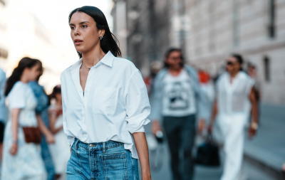 Biała koszula i jeansy z wysokim stanem to stylizacja casualowa z tego, co masz w szafie