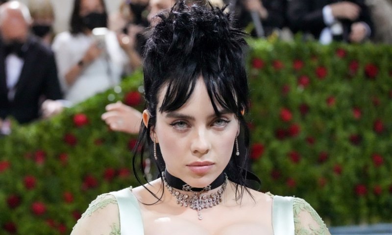 Eklektyczny gothcore: Billie Eilish w czarnej slip dress