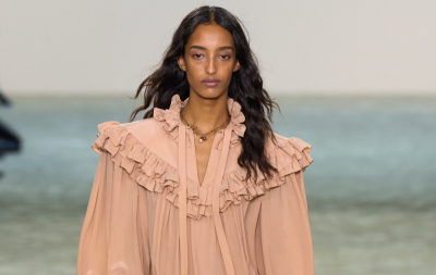 Bluzki z falbanami rodem z lat 80. powracają w wielkim stylu jesienią 2025