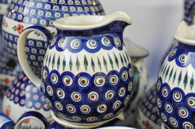 Charakterystyczne stemplowane naczynia: za co kochamy ceramikę z Bolesławca? 