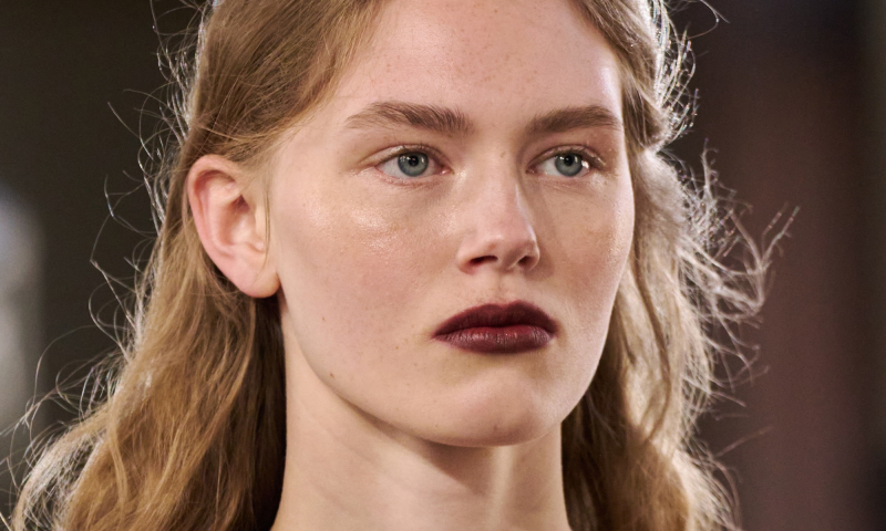 Cherry coke lips: Jak nosić burgundową szminkę tej jesieni?