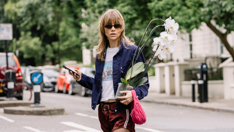 Trekkingowe sneakersy Suki Waterhouse łączą wygodę z urokiem retro