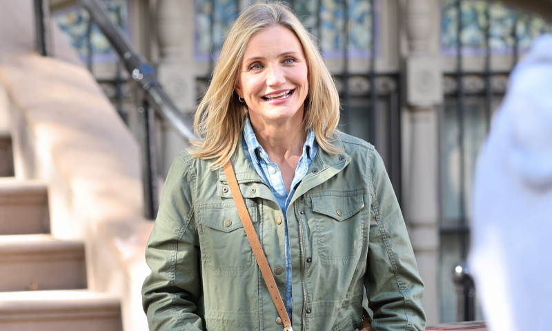 Cameron Diaz pokazuje, jak jesienią nosić jeansy z szeroką nogawką i białe sneakersy