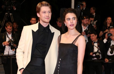 W klimacie noir: Margaret Qualley na canneńskim dywanie w kreacji Chanel