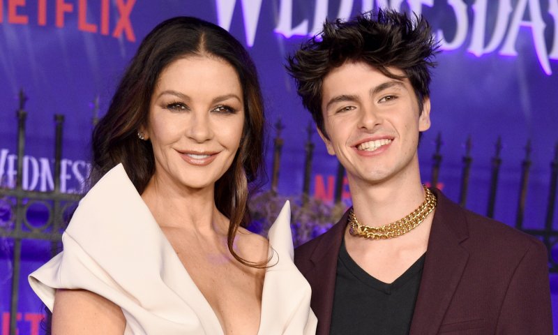 Catherine Zeta-Jones z synem na premierze „Wednesday”