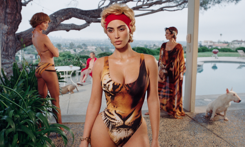 W kampanii Skims x Roberto Cavalli wystąpiły Kim Kardashian i Kris Jenner