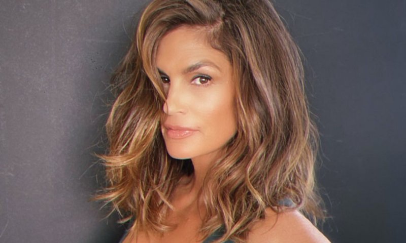 Cindy Crawford pokazuje, jak nosić fale przez cały rok 