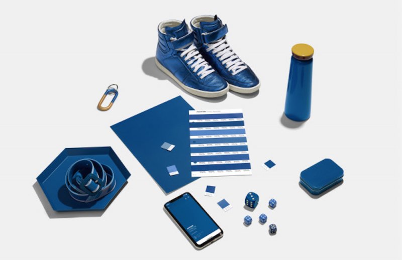 Classic Blue kolorem roku Pantone 2020