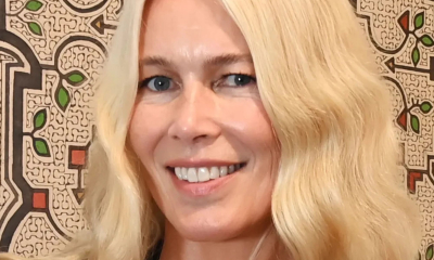 Claudia Schiffer typuje wąskie jeansy wpuszczone w kozaki slouchy na hit jesieni