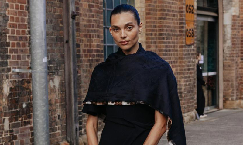 Street style z australijskiego tygodnia mody zaskakuje lookami retro