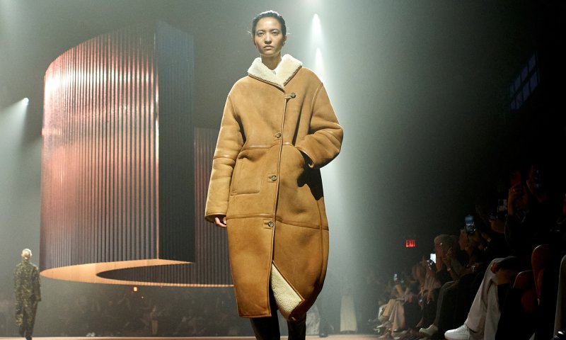 Dyskretny luksus i power dressing w jesiennej kolekcji marki COS