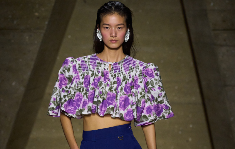 W kolekcji Chloé retro cygaretki z wysokim stanem zyskują nowoczesne oblicze