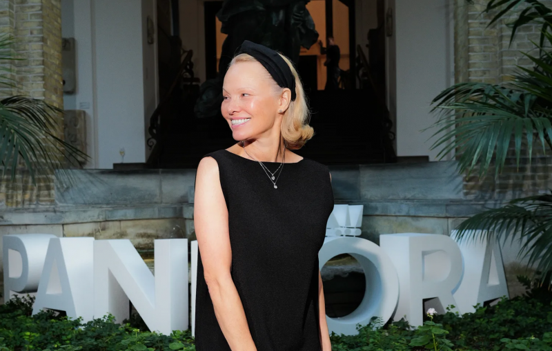 Pamela Anderson pokazała się w idealnej czarnej sukience midi