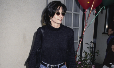 Czarny sweter doskonale pasuje do jeansów w stylu lat 90. XX wieku