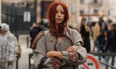 Plisowana spódnica midi i długie kozaki budują piękne proporcje sylwetki