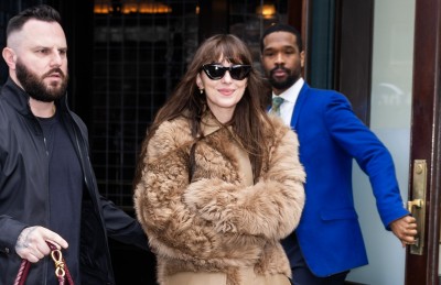 Dakota Johnson nosi modne proste jeansy w zimowym wydaniu