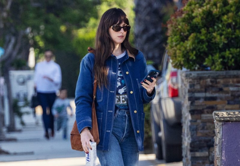 Dakota Johnson powraca do ulubionych dżinsowych stylizacji
