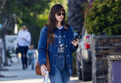 Dakota Johnson powraca do ulubionych dżinsowych stylizacji