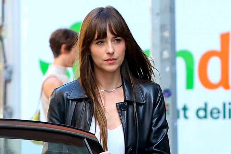 Dakota Johnson zachwyca w lnianych spodniach idealnych na letnie upały
