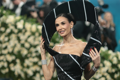 Demi Moore na MET Gali 2025 bawi się modą i pozuje w wielkim krawacie