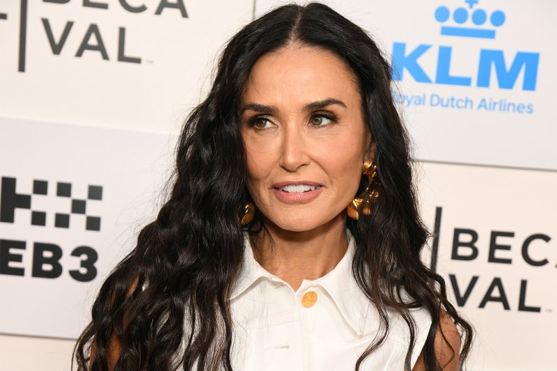 Demi Moore zaskakuje i najbardziej kontrowersyjnymi sneakersami sezonu, i nową fryzurą
