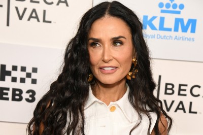 Demi Moore zaskakuje i najbardziej kontrowersyjnymi sneakersami sezonu, i nową fryzurą