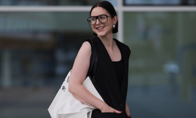 Płócienna torba latem 2024 roku sprawdzi się nie tylko na plaży