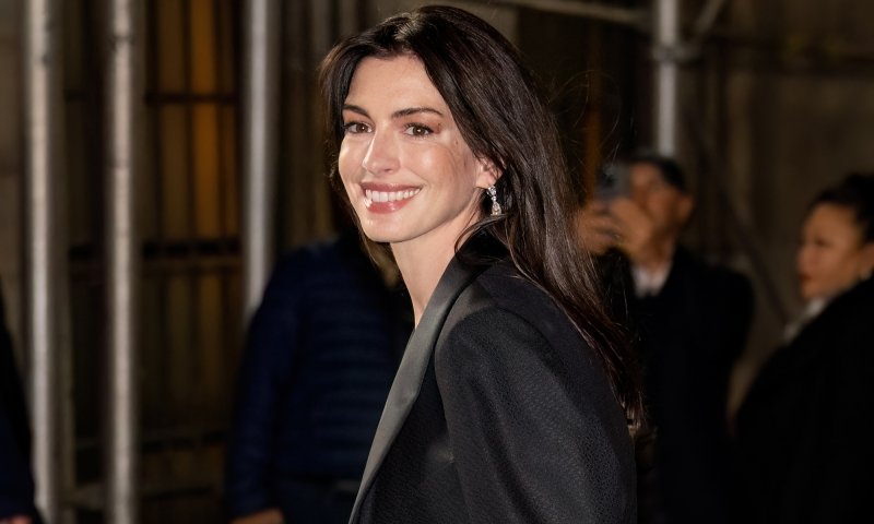 Anne Hathaway już nosi najmodniejsze babcine sandały na lato 2024