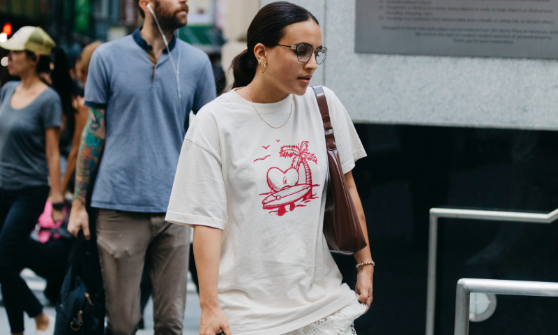 Dla białej spódnicy z koronki pokolenie Z jest gotowe porzucić baggy jeans