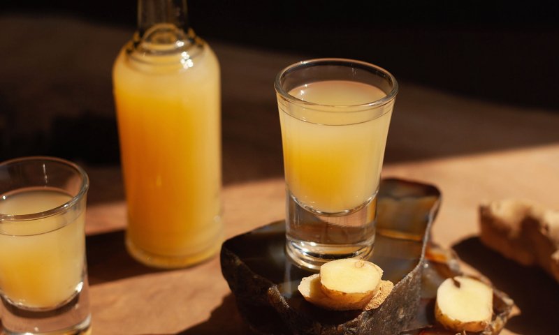Imbirowy shot o poranku. Jakie są zdrowotne zalety tego nawyku?