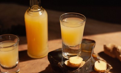 Imbirowy shot o poranku. Jakie są zdrowotne zalety tego nawyku?