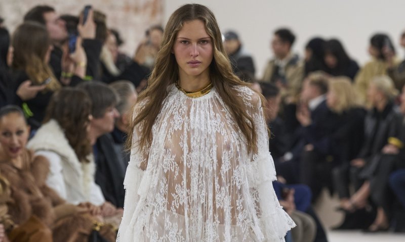 Ta koronkowa sukienka boho to najromantyczniejszy trend na lato 2024