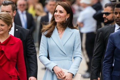Kate Middleton w sukienkach o fasonie płaszcza 