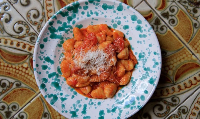 Wakacyjne gnocchi z sosem pomidorowym