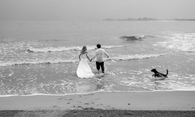 Panna młoda pływała w sukni ślubnej dzień po uroczystości na plaży w Puerto Rico