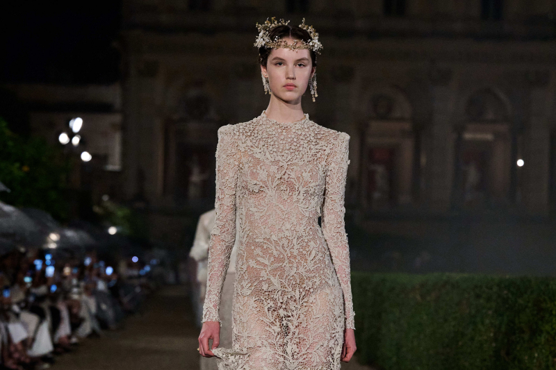 W kolekcji Dior Cruise 2026 pojawiły się sukienki koronkowe na lato i ślub