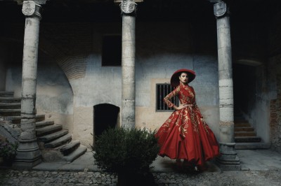 Adrenalina, fantazja i hedonizm: Album o projektach Johna Galliano dla Diora