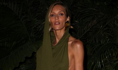 Anja Rubik w sukience z kapturem Saint Laurent 