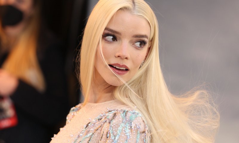 Anya Taylor-Joy w kreacji Diora niczym współczesna Królowa Śniegu