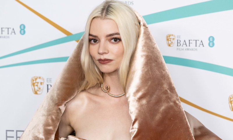 Anya Taylor-Joy w welurowej kreacji Schiaparelli