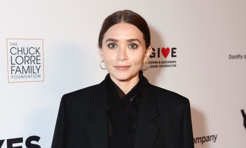 Ashley Olsen przełamuje duet skarpet i sandałów elegancką torbą