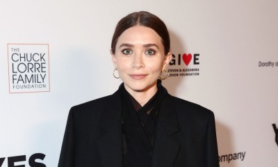 Ashley Olsen przełamuje duet skarpet i sandałów elegancką torbą