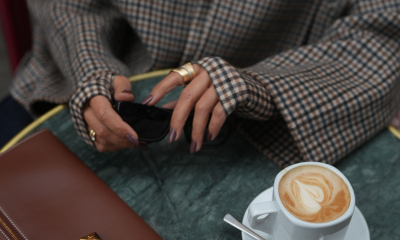 Espresso glaze nails czy chocolate french? Wyrafinowany brązowy manicure to must-have na jesień 2025 