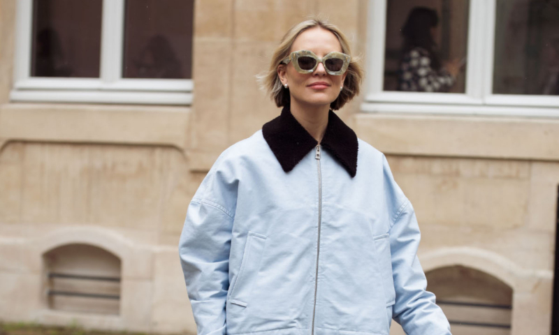 Brązowe sneakersy mają klimat vintage. Będą rządzić w jesiennych lookach