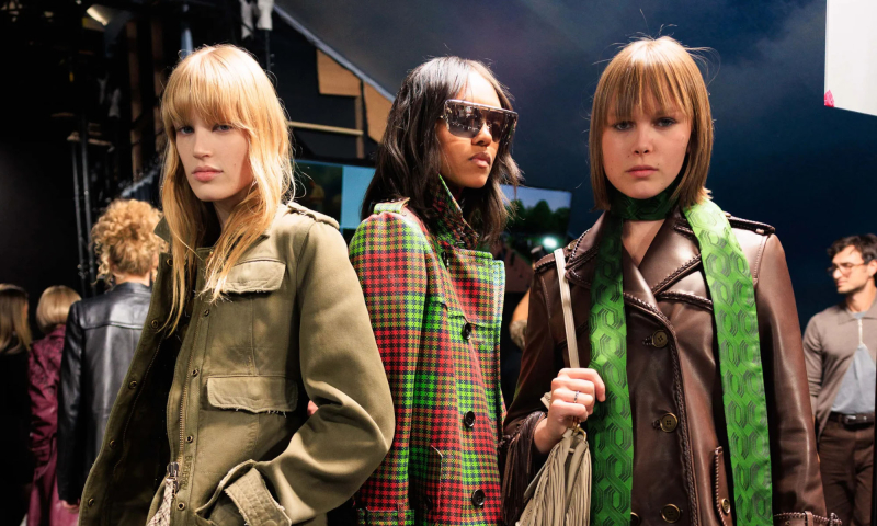 Kolorowe płaszcze i kurtki opanowały wybieg Burberry na wiosnę 2026 roku