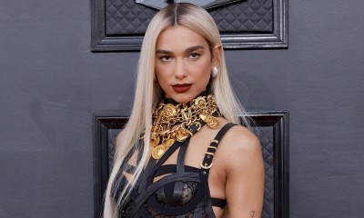 Grammy 2022: Dua Lipa niczym Donatella Versace 