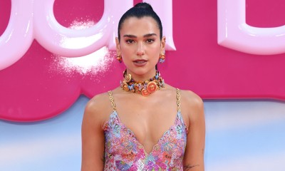 Dua Lipa w metalicznej stylizacji z kolekcji „La Vacanza” przywołuje trend lat 90.