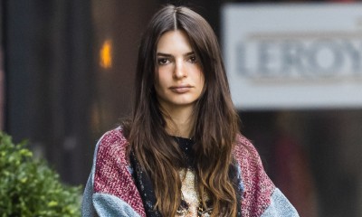 Emily Ratajkowski w spodniach w panterkę i swetrze oversize