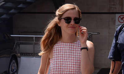 Emma Watson przełamuje strój mleczarki modnymi kozakami z kontrastowym noskiem